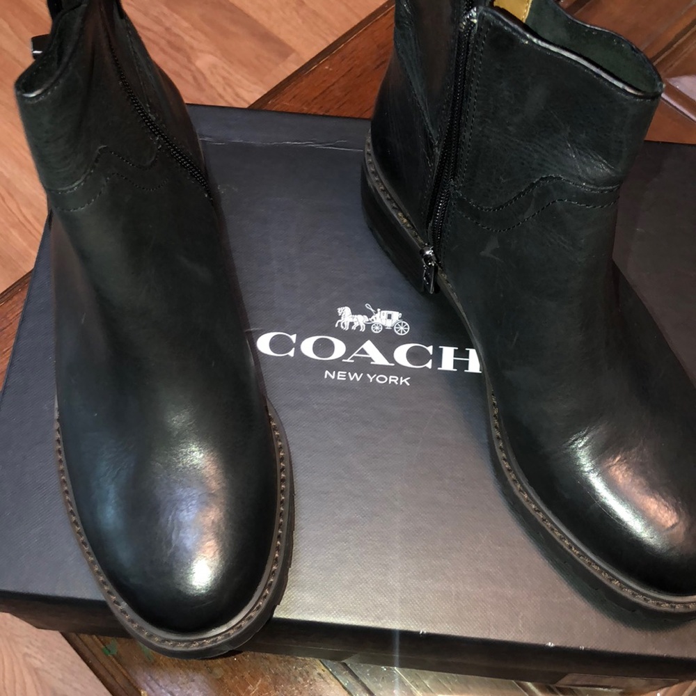 Beautiful black leather ankle boots